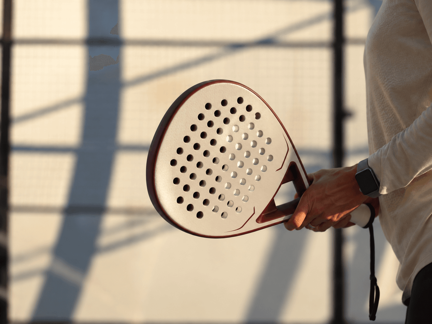 Padelracket i gyldent kveldslys